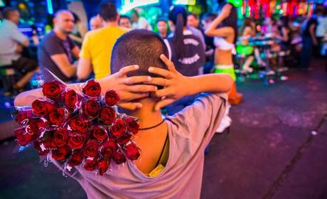 Les enfants vendeurs de roses de Bangkok, Reportage