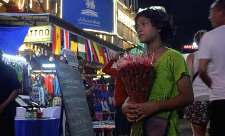 Les enfants vendeurs de roses de Bangkok, Reportage