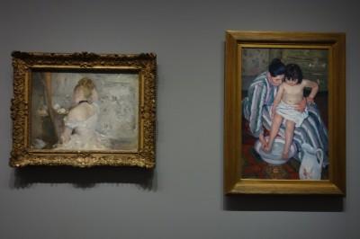 Berthe Morisot Femme à sa toilette 1875-80 et Mary Cassatt Le bain de l’enfant 1893