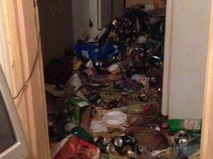 appartement poubelle ou vivait 2 malheureux chiens terrés sous les détritus dans une ville de Normandie