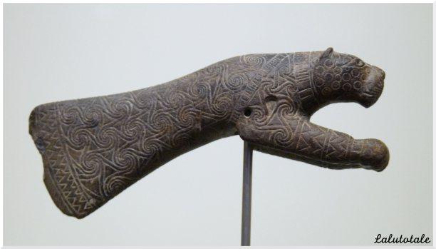 Hachette à tête de panthère