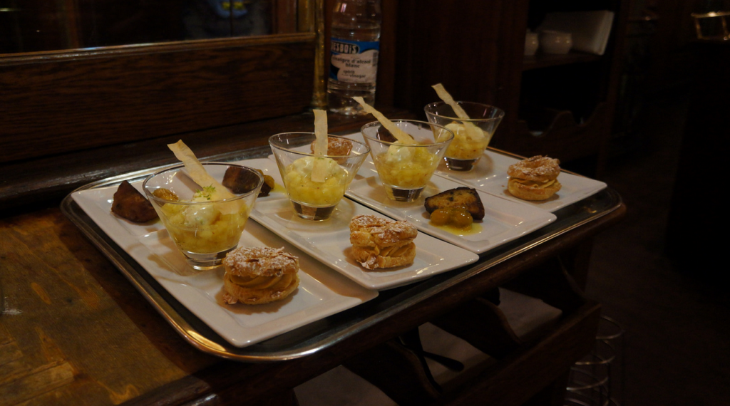 Trio de desserts composés d'un Kougloff façon pain perdu, mirabelles poêlées, crème glacée à la vanillon Bourbon - Nage d’ananas à la vanille Bourbon, crémeux de chocolat ivoire au citron vert, perles de grenade  et d'un Traditionnel Paris-Brest.