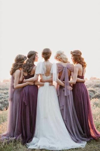 belle photo de mariée robe de mariée en dentelle robes de demoiselles d'honneur parme violet pourpre couleurs d'automne pour un mariage , belles femmes photographie de mariée 