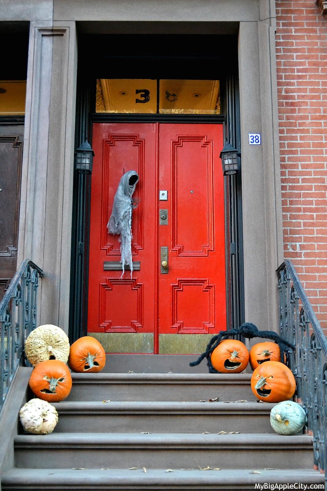 Les New Yorkais décorent leur maison pour Halloween