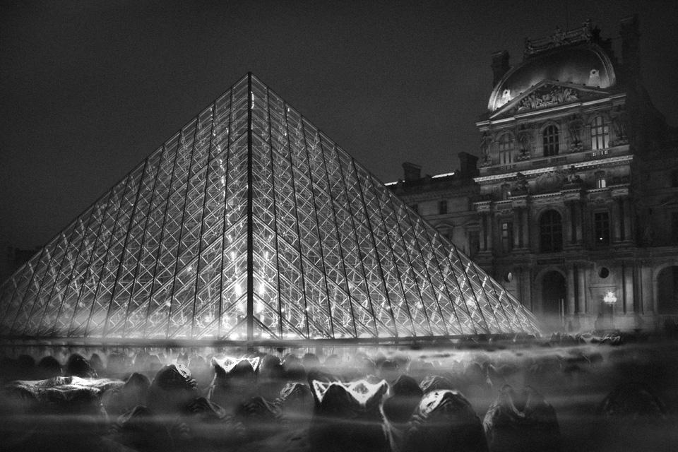 golem13-Monstres-Louvre-Pyramide