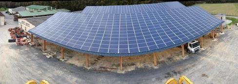 A La Trimouille, les panneaux photovoltaïques installés sur les hangars de la société Abaux produisent de l'électricité depuis août. - A La Trimouille, les panneaux photovoltaïques installés sur les hangars de la société Abaux produisent de l'électricité depuis août.