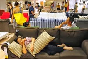 Les Chinois viennent chez Ikea pour faire la sieste !!