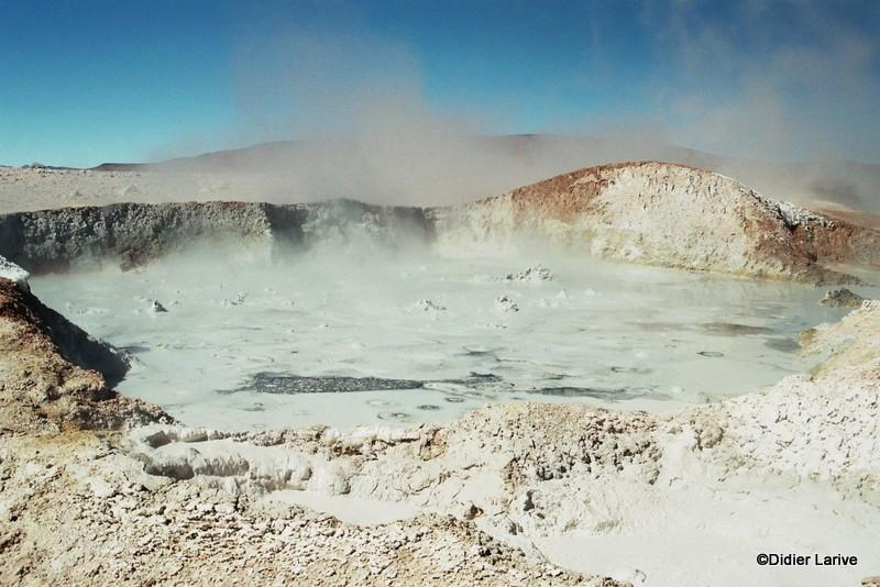 Geysers Sol De Manana à 4850 m : mare de boue bouillonnante, fumerolles et fortes odeurs de vapeurs sulfureuses
