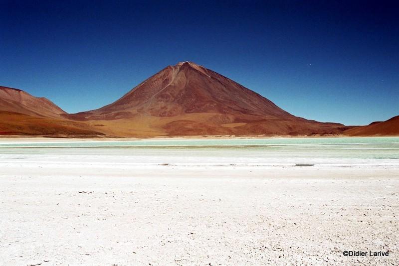 La Laguna Verde & Le Licancabur : 6004 m un vent glacé fouette en permanence l'eau du lac générant une écume verte ou blanche ; sa couleur verte est dûe à l'importante concentration en carbonate, plomb, soufre, arsenic et calcium.