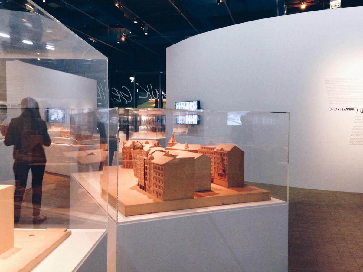 Scénographie et maquettes de l'exposition Frank Gehry au Centre Pompidou