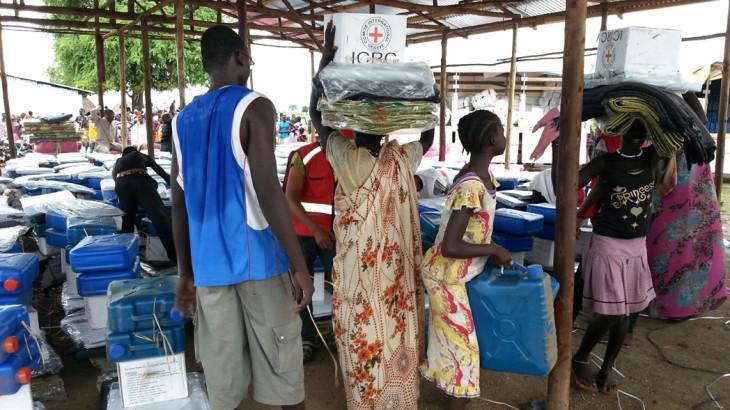 Des réfugiés sud-soudanais hébergés dans le camp de Leitchour, dans la région de Gambella, viennent chercher des articles de ménage essentiels à un point de distribution de la Croix-Rouge. © Croix-Rouge éthiopienne / Birhanu Gezahegne