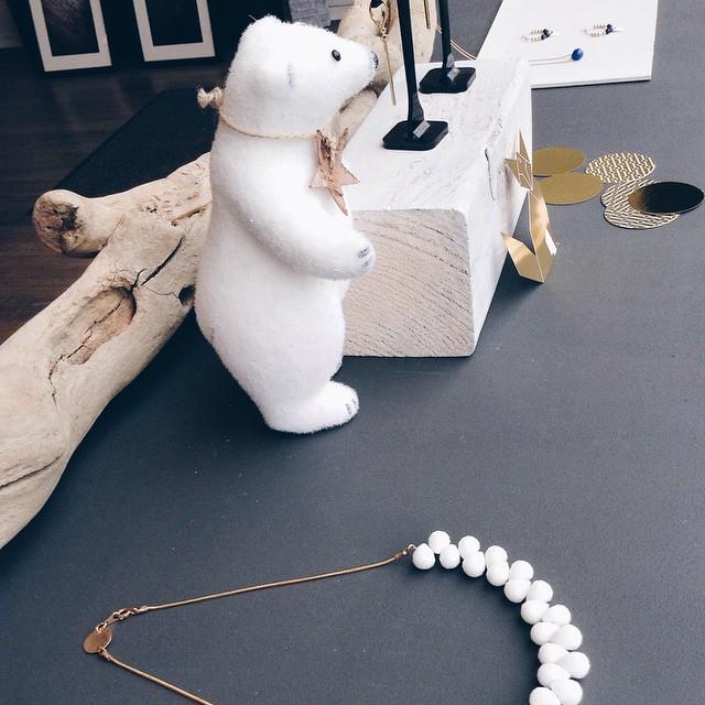 Suite de la vitrine #jewel #jewellery #mode #tendance #SHOP #lille #roubaix #designer #gemstones #bear #chrismas #vitrine #white #gold #necklace