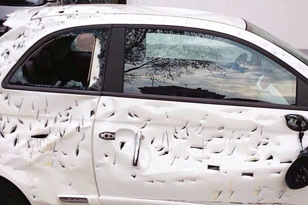 Un italien pète les plombs et détruit sa voiture à coup de hache