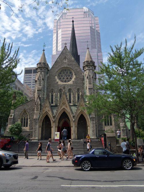 La cathédrale Christ Church est une église anglicane située en plein cœur de Montréal, au 635, rue Sainte-Catherine Ouest. Elle est au-dessus des Promenades Cathédrale