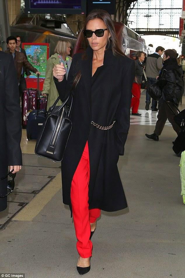 Le look du jour : Victoria Beckham so chic en shopping à Paris...