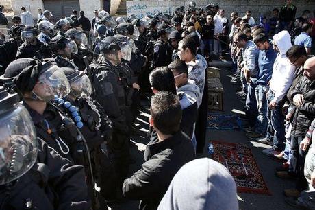 Les forces de sécurité israéliennes barrent l'accès à la mosquée Al-Aqsa, dans la Vieille Ville de Jérusalem, vendredi 7 novembre.