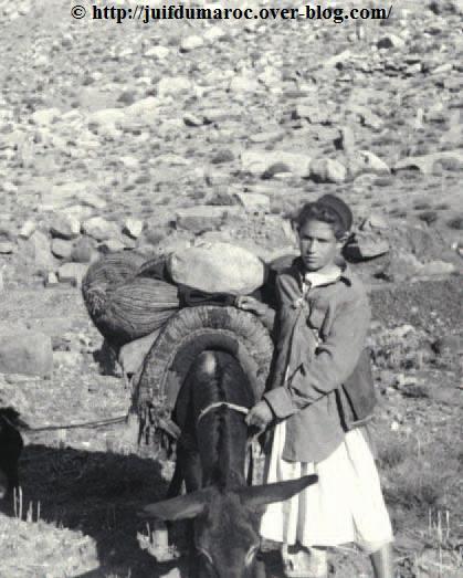Jeune Homme au détour d'une piste à Agouim -  Groupe de villageois Juifs de Agouim  (1950)