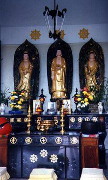 De gauche à droite: Avalokiteśvara, Amitābha, Mahāsthāmaprāpta