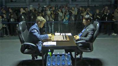 Carlsen ouvre la marque au championnat du monde d'échecs 2014 © Chess & Strategy