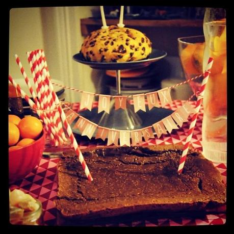 Sa 1ère bougie et son 1er gâteau (glacé car réunionnais) et la déco de fête pour son 2ème anniversaire