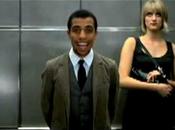 Quand noir femme blanche montent dans ascenseur