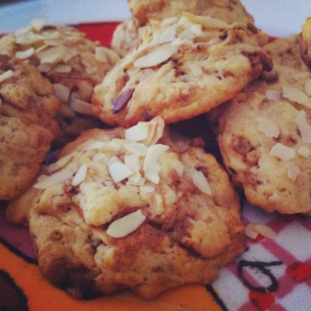 Cookies au pralin, amandes effilées et chocolat