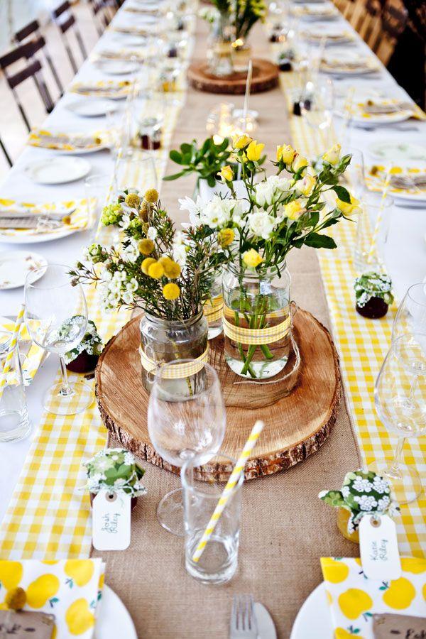 A Garden Gala | Etsy Weddings BlogEtsy Weddings Blog Bruk syltetøyglass og krystallvaser om hverandre.