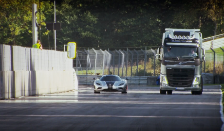 Volvo Trucks vs Koenigsegg One:1: le duel suédois!