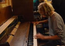 Arjen, capitaine du Tres Hombres, au piano - photo Diana Mesa - TOWT