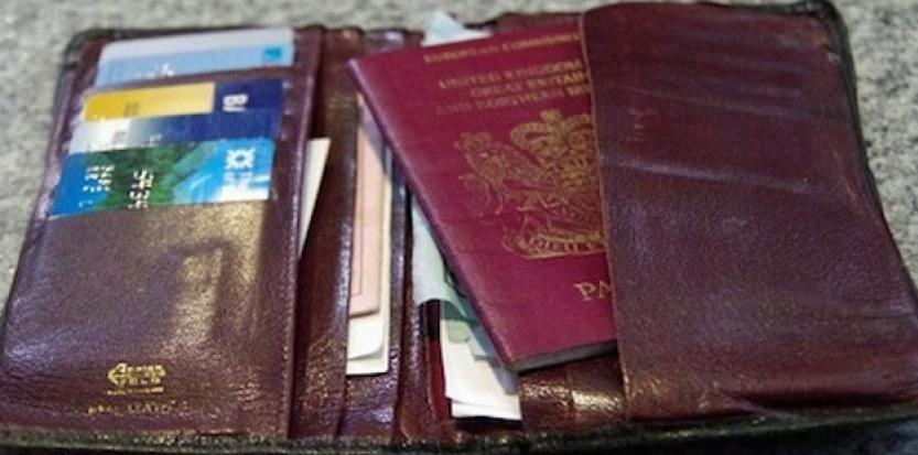 12742788-il-recupere-son-porte-monnaie-18-ans-apres-l-avoir-perdu
