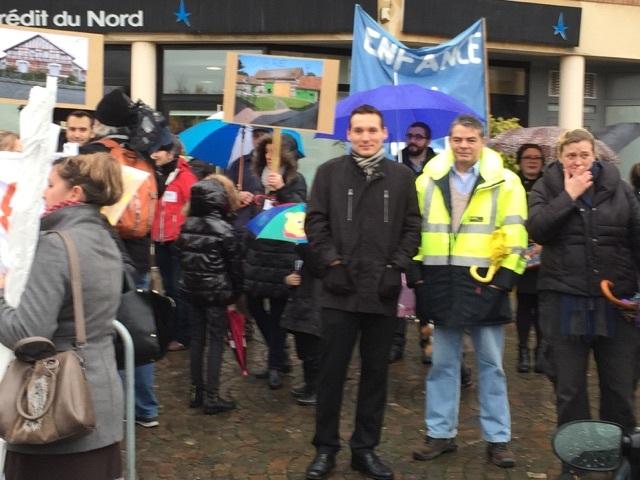 Oui toutes les sensibilités de notre ville étaient présentes en dehors de la majorité pour soutenir les parents d’élèves on peut même ajouter qu'il régnait un certain consensus. Non aucune récupération politique juste une mobilisation citoyenne populaire. Les plus belles histoires wasquehaliennes s'écrieront ensemble.