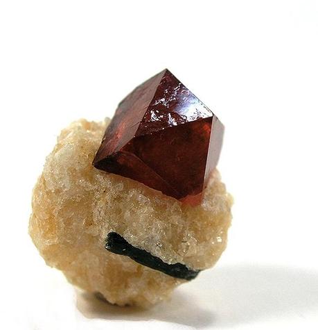 Zircon perché sur de la calcite¬¬. (© Rob Lavinski/Wikimedia Commons)