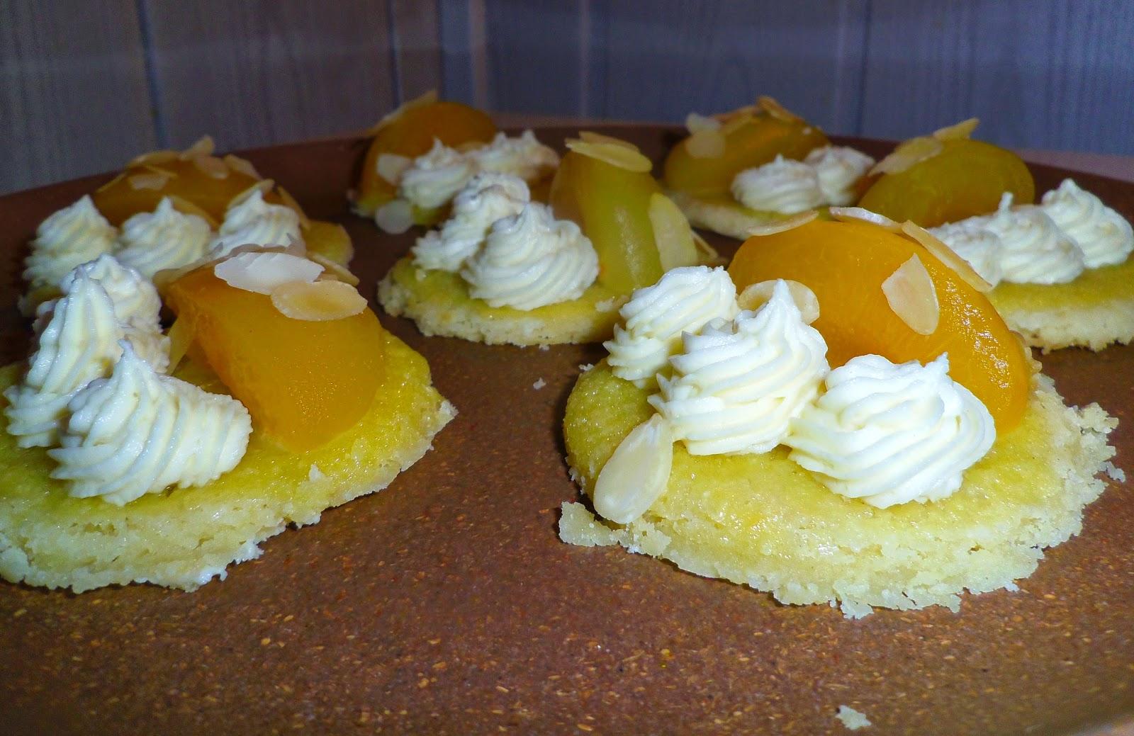 Tartelettes aux abricots rôtis et ganache montée au chocolat blanc posés sur un shortbread à la crème aux amandes :)