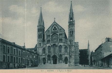 17 novembre 1914, un obus a troué la voûte d'une chapelle, à la basilique Saint-Remi CPA : collection Véronique Valette