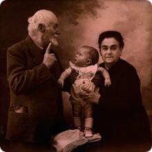 Joseph Lacroix & et sa femme Antoinette Naulet tenant leur arrière petit-fils Francis Delvert 