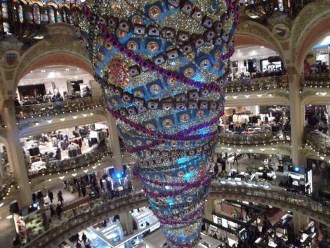 vitrines-noel-paris-2014-sapin renversé galerie Lafayette