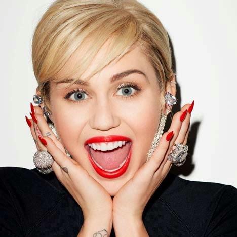 Miley Cyrus vedette des collants Golden Lady.