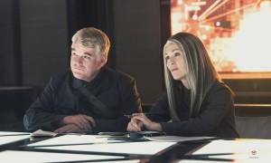 Hunger Games la révolte 1 Seymour Hoffman Moore 300x180 [Critique] HUNGER GAMES   LA RÉVOLTE : PARTIE 1