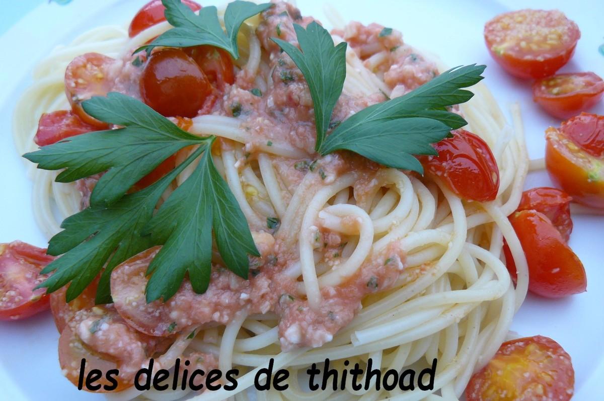 spaguetti aux tomates cerises et aux herbes aromatiques