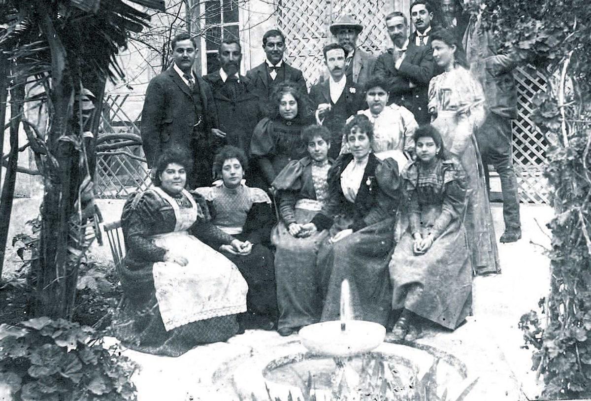 La famille Afriat dans son riad à Mogador, en 1903. Riches négociants originaires d’Oufrane dans l’Anti-Atlas, ils furent les premiers à introduire le thé vert au Maroc.