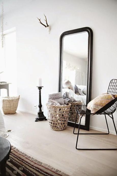 Grand miroir posé au sol Agyasztaltv Un appartement en location à son image
