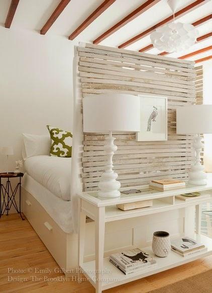 Panneau de séparation entre lit et console Emily Gilbert Un appartement en location à son image
