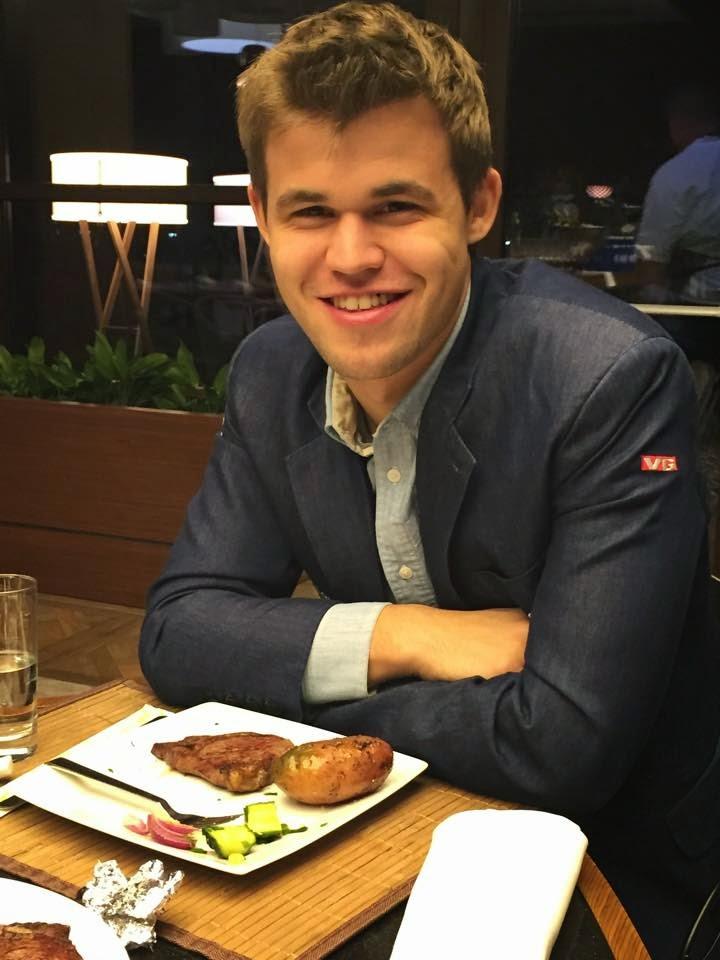 Magnus Carlsen au championnat du monde d'échecs 2014 © Chess & Strategy