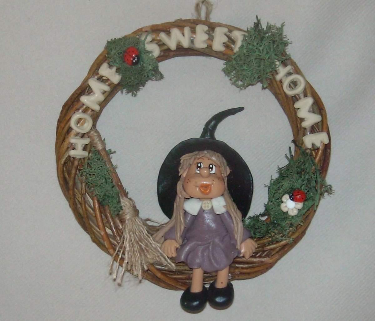 Sorcière à suspendre en porcelaine froide