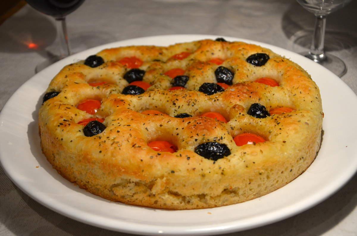 Foccacia pugliese aux tomates et olives
