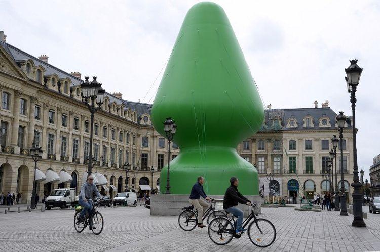 Une quenelle sapin de Noël qui ne passera pas - Grenoble contre la publicité