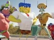 L’ÉPONGE film héros sort l’eau super-héros dévoilent