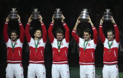 Equipe suisse: de gauche à droite, Michael Lammer, Marco Chiudinelli, Stanislas Wawrinka, Roger Federer et le coach Severin Luthi.