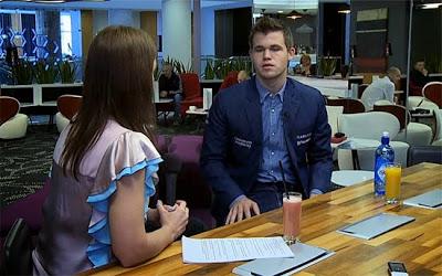 Carlsen interviewée par Anastasiya Karlovich à Sotchi au championnat du monde d'échecs 2014 © Chess & Strategy