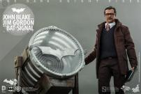  Figurine   Jim Gordon et BatSignal  figurine 